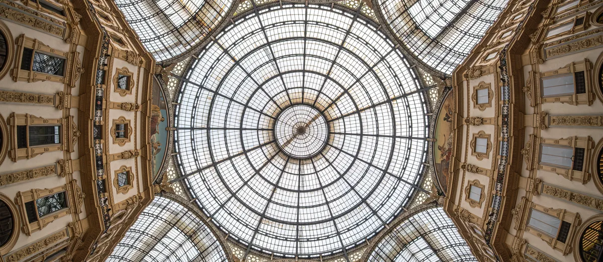 An arcade sculpted by light